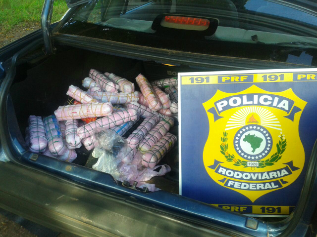 PRF apreende maconha dentro de bexigas na BR-262 A droga foi encontrada dentro de bexigas e amarrado com fitas. (Foto: Divulgação)