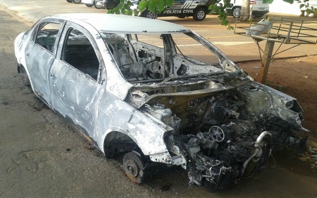 Carro de estudante foi roubado e encontrado incêndiado em Campo Grande (Foto: Osvaldo Nóbrega/TV Morena/Arquivo)