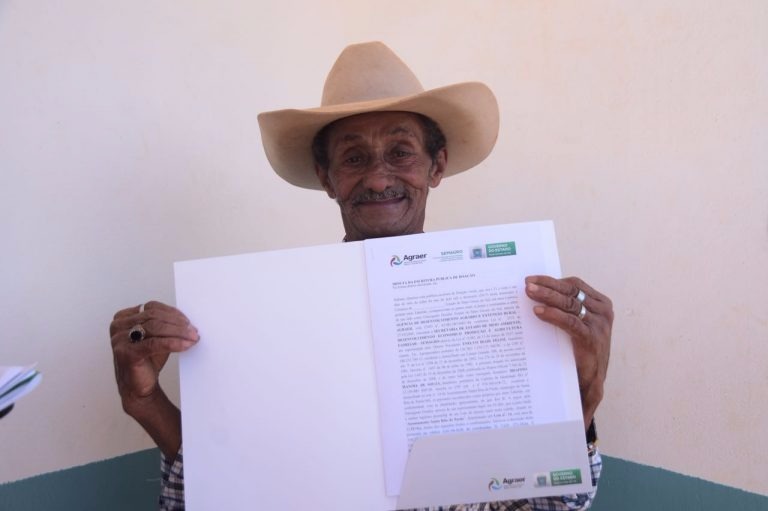 Após 26 anos em assentamento, famílias recebem título definitivo Ibiapino Manoel vive no assentamento desde a sua fundação e recebeu hoje título definitivo. Foto: Jéssica Barbosa.