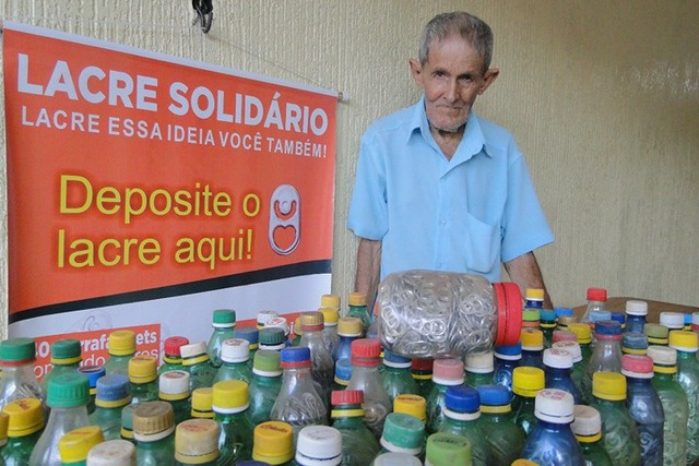 Aposentado arrecada 30 mil lacres e doa para campanha da Prefeitura Assim como o aposentado, vários moradores também estão aderindo a campanha (Foto:Assessoria)