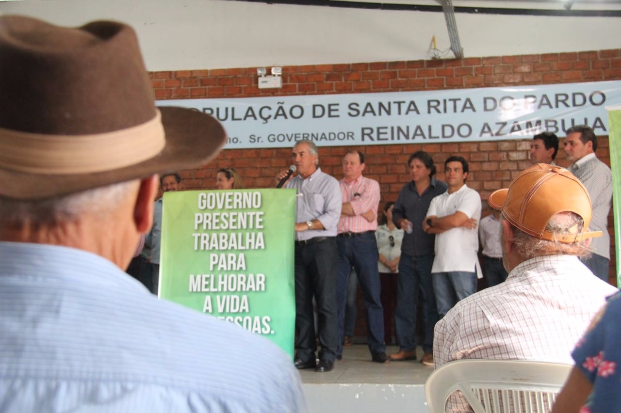 Após 26 anos em assentamento, famílias recebem título definitivo Após 26 anos em assentamento, famílias recebem título definitivo