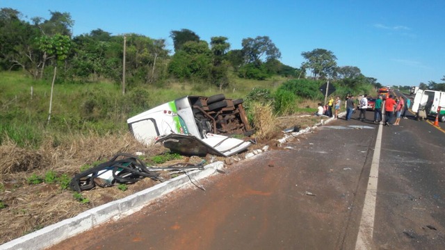 Em Bataguassu, ônibus da HS Tur bate na traseira de carreta e tomba com vários passageiros Com o impacto, ônibus parou no acostamento do sentido contrário da pista. (Foto: Cenário MS)