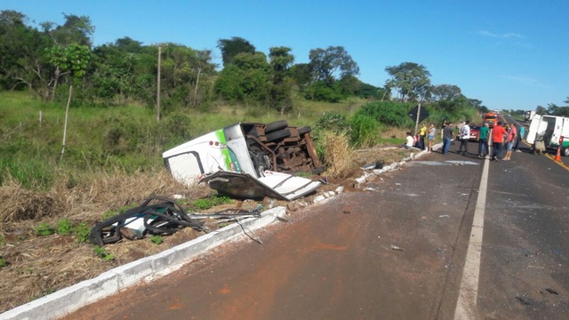 Com o impacto, ônibus parou no acostamento do sentido contrário da pista. (Foto: Cenário MS)