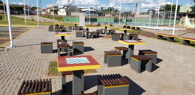 Brasilândia prepara festa para o aniversário de 54 anos e comemora crescimento Logo na entrada de Brasilândia já dá para perceber as mudanças, como, por exemplo a praça que foi construída em frente ao ginásio municipal (Foto: Ricardo Ojeda)