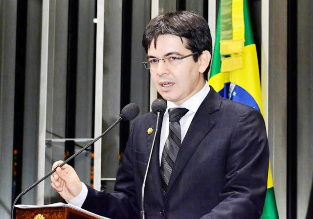 Senadores de vários partidos elogiam PEC de Delcídio Randolfe Rodrigues disse que Delcídio teceu a PEC com pincel de artista (Foto: Divulgação)