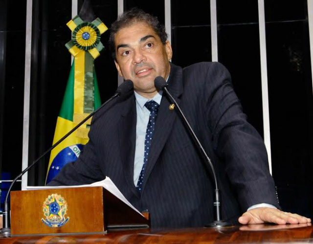 Senadores de vários partidos elogiam PEC de Delcídio Hélio José destacou que Delcídio tem competência, capacidade e compromisso com o Brasil (Foto: Divulgação)