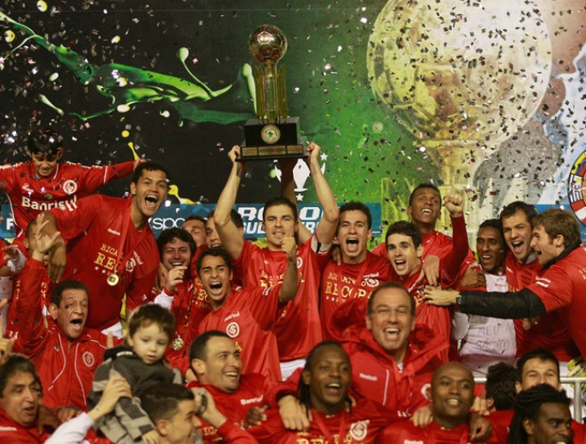 Bolívar ergue a taça, e festa toma conta do Beira-Rio Levantar taças virou uma doce rotina para o Internacional recentemente (Foto: AP)