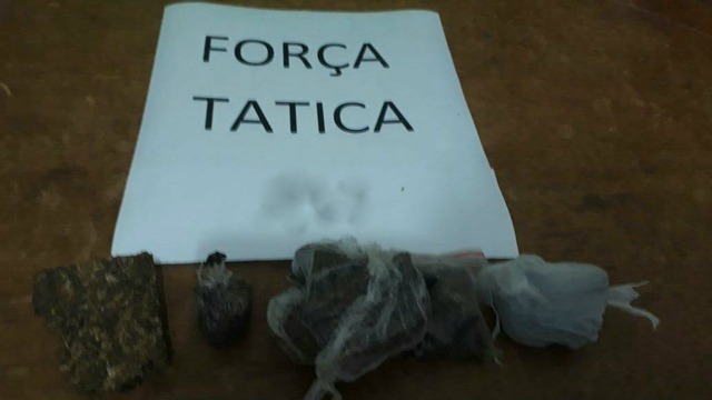 Pequena quantidade de maconha foi apreendida pelos policiais. (Foto: Divulgação)