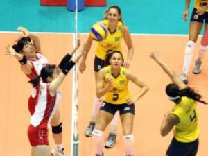 Brasil vence Japão e se classifica Observada por Dani Lins e Thaisa, Paula Pequeno sobe para marcar mais um ponto para o Brasil