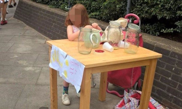 Menina de 5 anos é multada em R$ 600 por montar barraca de limonada A filha do professor universitário Andre Spicer foi multada por montar uma barraquinha de limonada - Andre Spicer