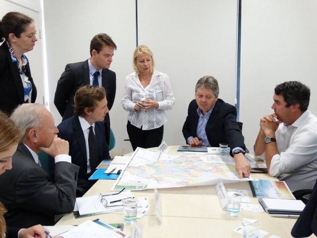 Venda da UFN 3 para empresa russa ainda é uma incógnita Diretores da empresa Russa Acron já estiveram em Três Lagoas, onde se reuniram com o prefeito Angelo Guerreiro e depois foram à capital do Estado falar com o secretário, Jaime Verruck, titular da pasta de Meio Ambiente e Desenvolvimento Econômico (Foto: Assessoria)