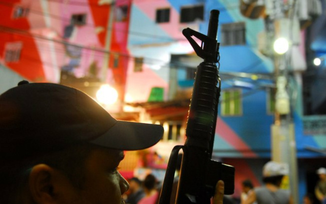 Morro carioca vira cenário de filme que ridiculariza traficantes e policiais