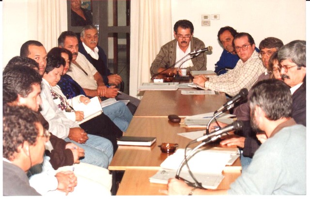 Usina de Porto Primavera: O passado e o presente de uma indenização milionária
O então presidente da Unipar promoveu reuniões com vários setores dos municípios impactados pela formação do reservatório. Na foto ele discutia as compensações com empresários oleiros e pecadores (Foto: Arquivo/Ricardo Ojeda)