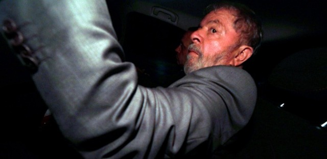 Lula chega a sua casa em São Bernardo do Campo (SP) após acompanhar julgamento de seu pedido de habeas corpus no STF. (Foto:Assessoria)