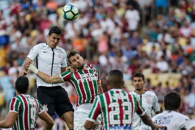 Balbuena ganha de Henrique pelo alto para cabecear e marcar o gol da vitória (Foto: Rodrigo Gazzanel/Ag. Corinthians)