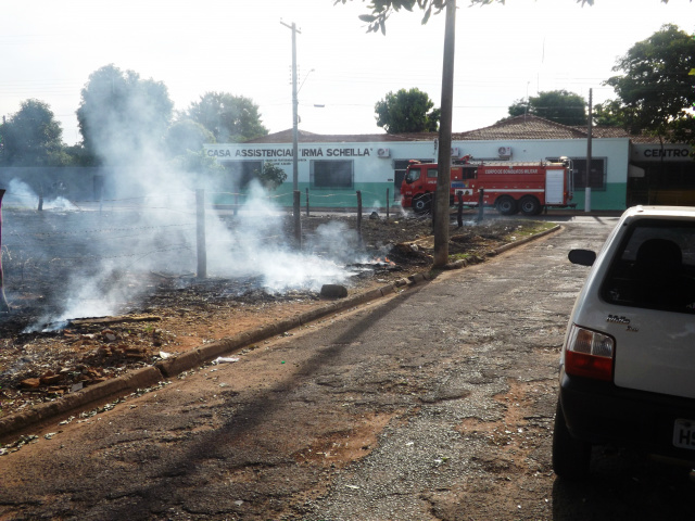 Equipe do Corpo de Bombeiros chega ao local para extinguir de vez o incêndio; muita fumaça quase cobriu o prédio que abriga a Creche Irmã Scheila (ao fundo) (Foto: Léo Lima)