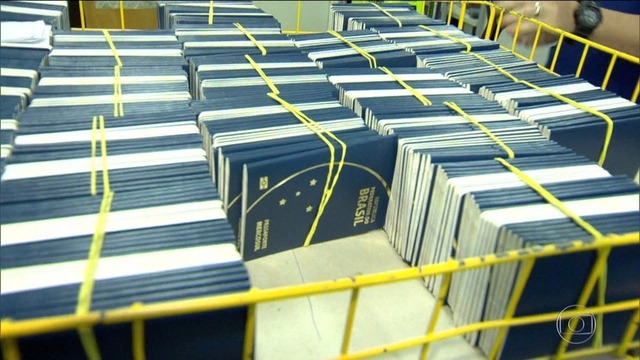 Casa da Moeda deve retomar nesta segunda confecção de passaportes Emissão de passaportes ficou suspensa por mais de três semanas por restrição orçamentária (Foto: Reprodução/TV Globo)