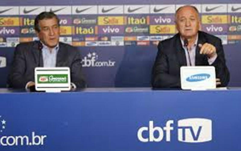 O técnico Luiz Felipe Scolar, na casa de espetáculos Vivo Rio, no Rio de Janeiro, quando anunciou a convocação (Foto: Google)