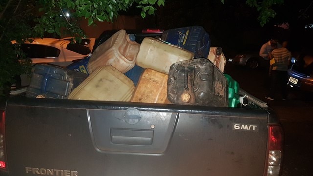 Servidores são presos por furto de combustível de máquinas públicas Galões apreendidos com servidores suspeitos de furto em MS (Foto: Polícia Civil/Divulgação)