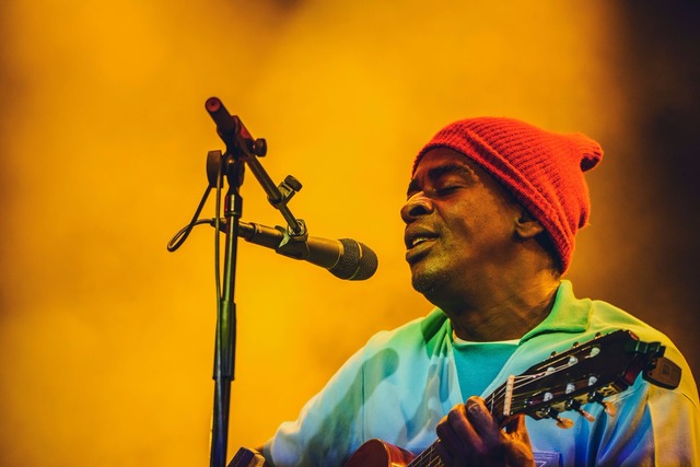 Seu Jorge relata pedido de desculpas de jovem que fez ataques racistas durante transmissão no Instagram Seu Jorge toca no Primavera Sound em Barcelona no sábado (3) (Foto: Red Bull Content Pool via Reuters)