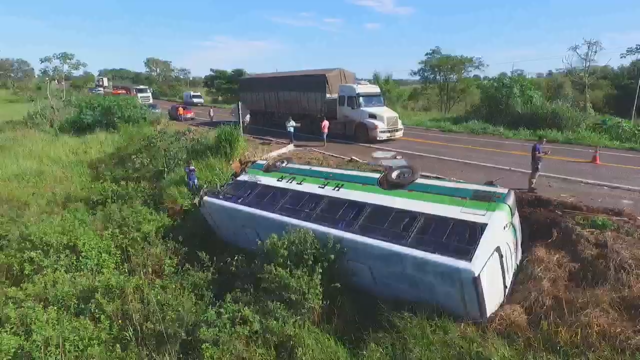 Ônibus tombou ao colidir contra carreta na BR-267, em Bataguassu (MS) (Foto: Tiago Apolinário/Da Hora Bataguassu/Divulgação)