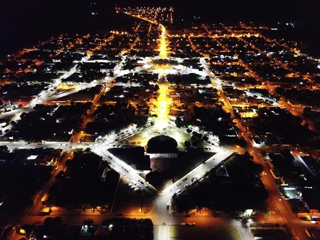 Brasilândia prepara festa para o aniversário de 54 anos e comemora crescimento O prefeito Antonio Thiago está investindo em iluminação de Led em toda área urbana de Brasilândia (Foto: Idris Fares)