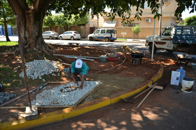 Após reparos nas pedras, o trabalho de recolocação está sendo realizado em toda extensão da avenida (Foto: Divulgação/Assessoria)
