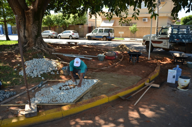 Infraestrutura repõe pedras portuguesas das calçadas da Avenida Eloy Chaves Após reparos nas pedras, o trabalho de recolocação está sendo realizado em toda extensão da avenida (Foto: Divulgação/Assessoria)