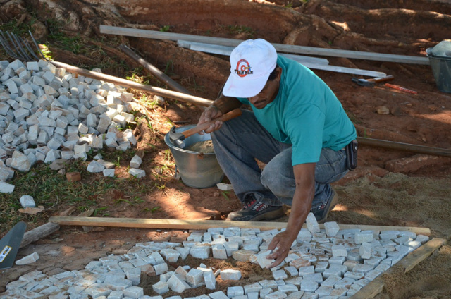 Infraestrutura repõe pedras portuguesas das calçadas da Avenida Eloy Chaves É um trabalho de arte, que visa resgatar parte da história da cidade, observa a secretária Carmen Goulart (Foto: Divulgação/Assessoria)