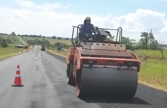 Distrito de Arapuá recebe quatro mil metros de recapeamento asfáltico e deve receber mais 500 No último feriado o Governo do Estado concluiu o recapeamento de quatro mil metros da MS 459 que dá acesso ao Distrito a BR 262. (Foto/Assessoria)