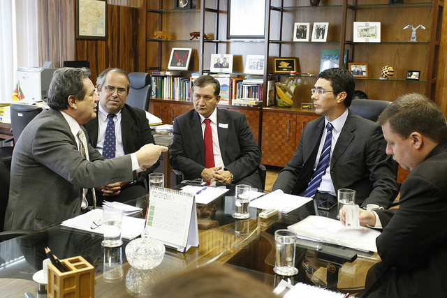 Moka, presidente da Abrag nacional e representantes do governo brasileiro, em janeiro deste ano (Foto: Divulgação)