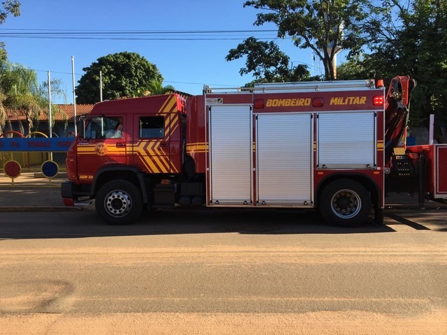 Corpo de Bombeiros no local do acidente, em Campo Grande, MS (Foto: Osvaldo Nóbrega/TV Morena)