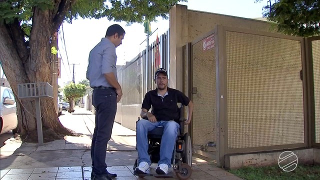 Prefeitura é condenada a indenizar motociclista que ficou paraplégico após cair em buraco em MS (Foto: Reprodução TV Morena)