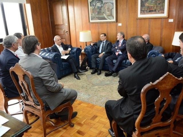 Usina de Porto Primavera: O passado e o presente de uma indenização milionária
A foto registra a reunião onde foi finalizado o acordo pelo MPMS com autoridades paulistas formalizado nos dias 9 e 10 pelos secretários estaduais de Governo, Eduardo Riedel, e de Meio Ambiente e Desenvolvimento, Jaime Verruck (Foto: Assessoria do MP/MS)