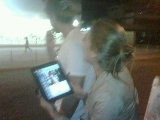 Ex-BBB Adriana tenta mostrar seu ensaio nu para Rodrigão, mas ele se recusa (25/08/11)