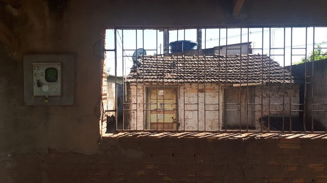 Casa onde irmão tentou matar o outro queimado, em Corumbá, MS (Foto: Aguinaldo Soares/TV Morena)