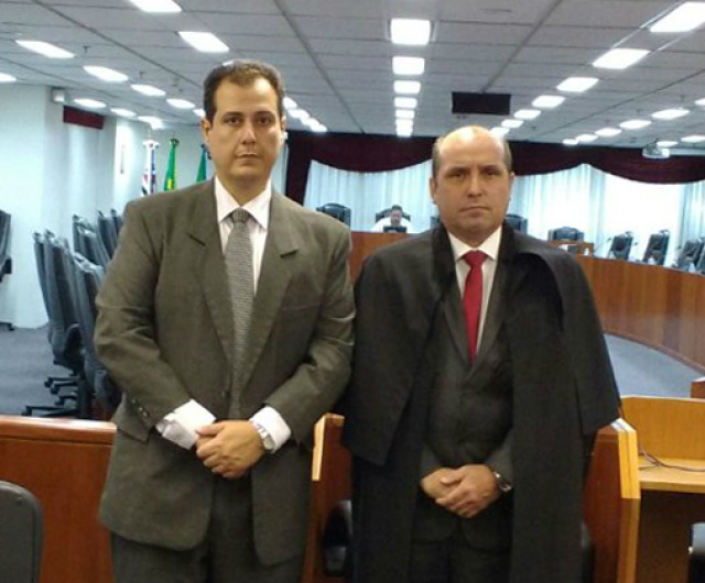 O diretor jurídico do Sinpol-MS, Max Dourado e o advogado do caso Maurício Raslan. (Foto: Assessoria)
