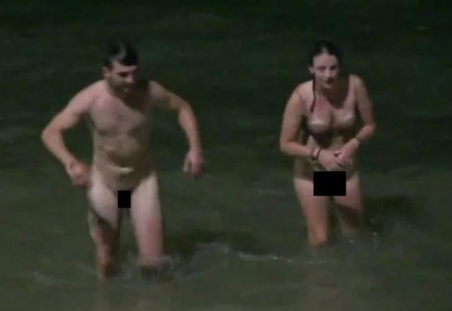 Casal de turistas faz sexo no mar e acaba preso na Tailândia Turistas deixam o mar após flagrante de sexo em público na Tailândia | Reprodução da internet