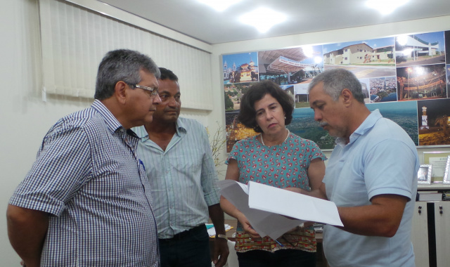 Ministério Público e prefeitura montam “força tarefa” para combater sujeira em Três Lagoas Acompanhado pela reportagem do Perfil News e do secretário de Obras, Antonio Rialino, o promotor Antonio Carlos entregou nas mãos da prefeita, Marcia Moura ofício cobrando a apresentação quinzenal dos relatórios dos imóveis atuados pela prefeitura (Foto:Stefanny Souza)