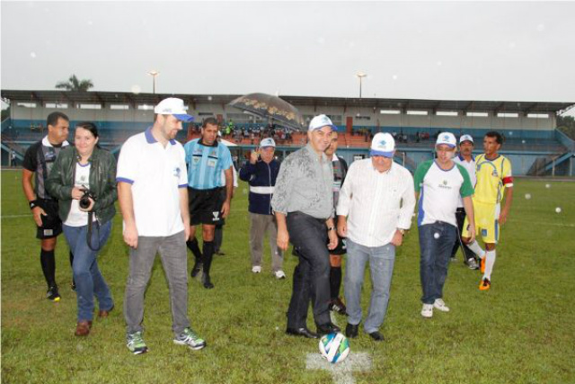 Debaixo de chuva, Reinaldo dá pontapé inicial da Copa Assomasul O governador Reinaldo Azambuja deu o pontapé, para dar início a Copa Assomasul. (Foto: Divulgação)