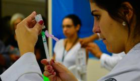 O governo de São Paulo antecipou a vacinação contra a gripe este ano e começou pelos profissionais de saúde Rovena (Foto: Rosa/Agência Brasil)
