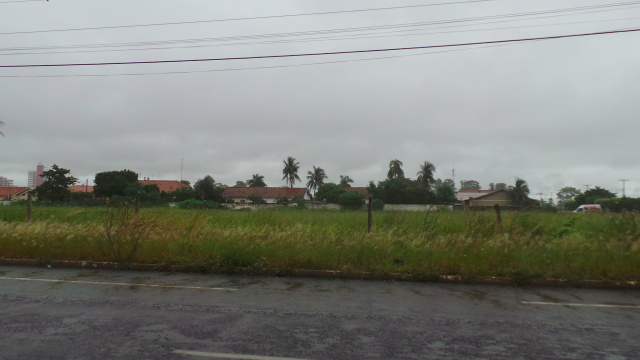 No bairro Colinos, área nobre da cidade os moradores denunciaram a sujeira em imóvel que segundo eles pertence ao Exército Brasileiro (Foto: Ricardo Ojeda)