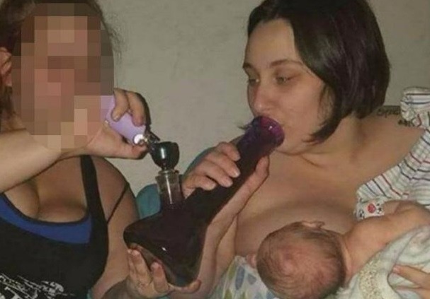 Mulher fuma maconha com ajuda de bong enquanto amamenta | Reprodução/Facebook