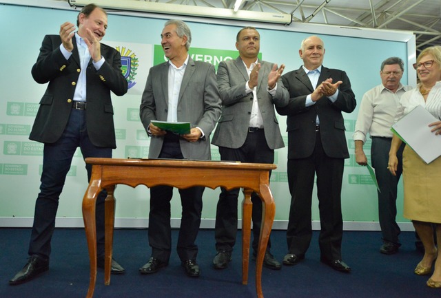 Mais de 42 prefeitos assistem a saída de Miglioli da Seinfra para disputar o Senado Muito emocionado, Miglioli relembrou sua história com Reinaldo e disse que vai para a nova missão, buscar a candidatura ao Senado. (Foto: Divulgação)