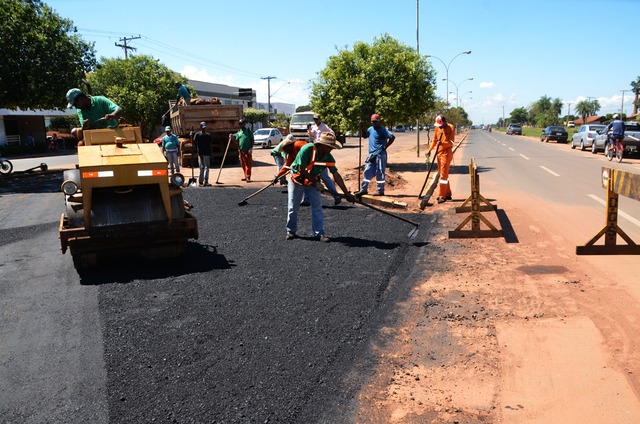 Prefeitura de Três Lagoas realiza recapeamento em asfalto de estacionamento em frente ao Hospital Auxiliadora Para a obra serão utilizadas de 100 a 110 toneladas de massa asfáltica (Foto/Assessoria)