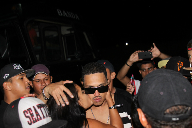 Show de Mano Brow lota casa noturna em Três Lagoas Na chegada, o rapper recebeu o carinho das fãs