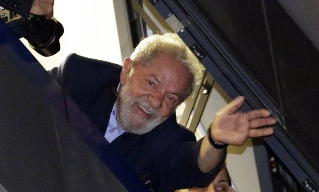 O ex-presidente Lula acena para seus apoiadores em frente ao Sindicato dos Metalúrgicos em São Bernardo do Campo, em 05/04 - Nelson Antoine / AP
