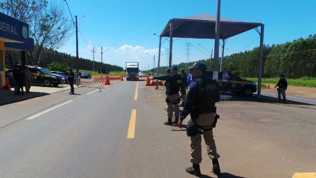 PRF notifica 660 proprietários de veículos apreendidos em MS Para regularizar a situação, os proprietários deverão comparecer nos pátios de recolhimentos de veículos de terceiros ou nas delegacias da PRF em Mato Grosso do Sul. (Arquivo / Perfil News)