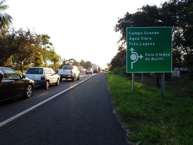Logo nas primeiras horas da manhã desta sexta-feira os manifestantes do MST interditaram três rodovias em Mato Grosso do Sul (Foto:Divulgação)