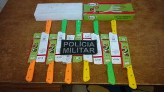 Rádio Patrulha cumpre mandado de prisão em Três Lagoas Facas apreendidas foram encaminhadas para a Delegacia de Pronto Atendimento (Depac). Foto: (Divulgação/ Polícia Militar)